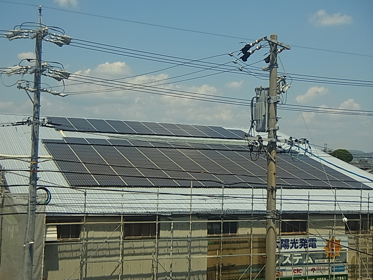 ヤマガタヤ岐南倉庫屋根の太陽光発電